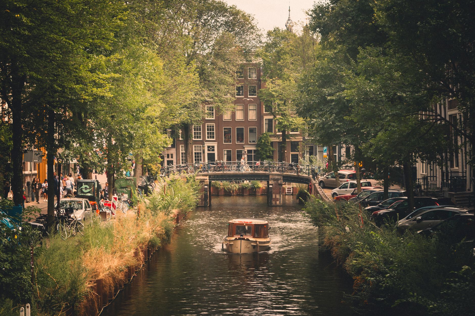 Amsterdam'da bir kanal kenarı