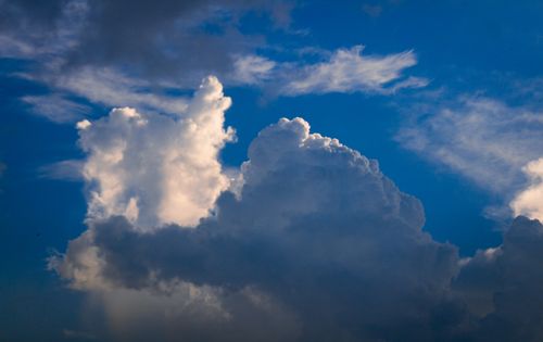 Free A stunning view of fluffy clouds against a vibrant blue sky, showcasing Dhaka's serene atmosphere. Stock Photo