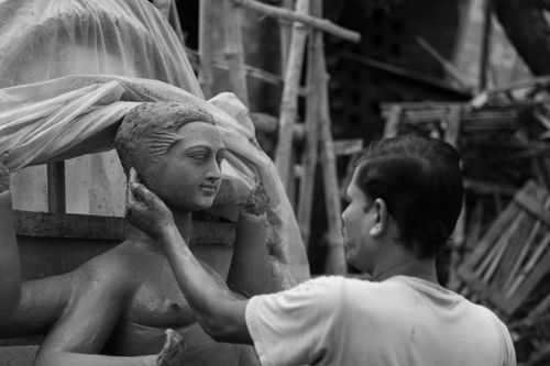 Free An artisan skillfully crafts a Durga idol in Kolkata, capturing the essence of this cultural tradition. Stock Photo