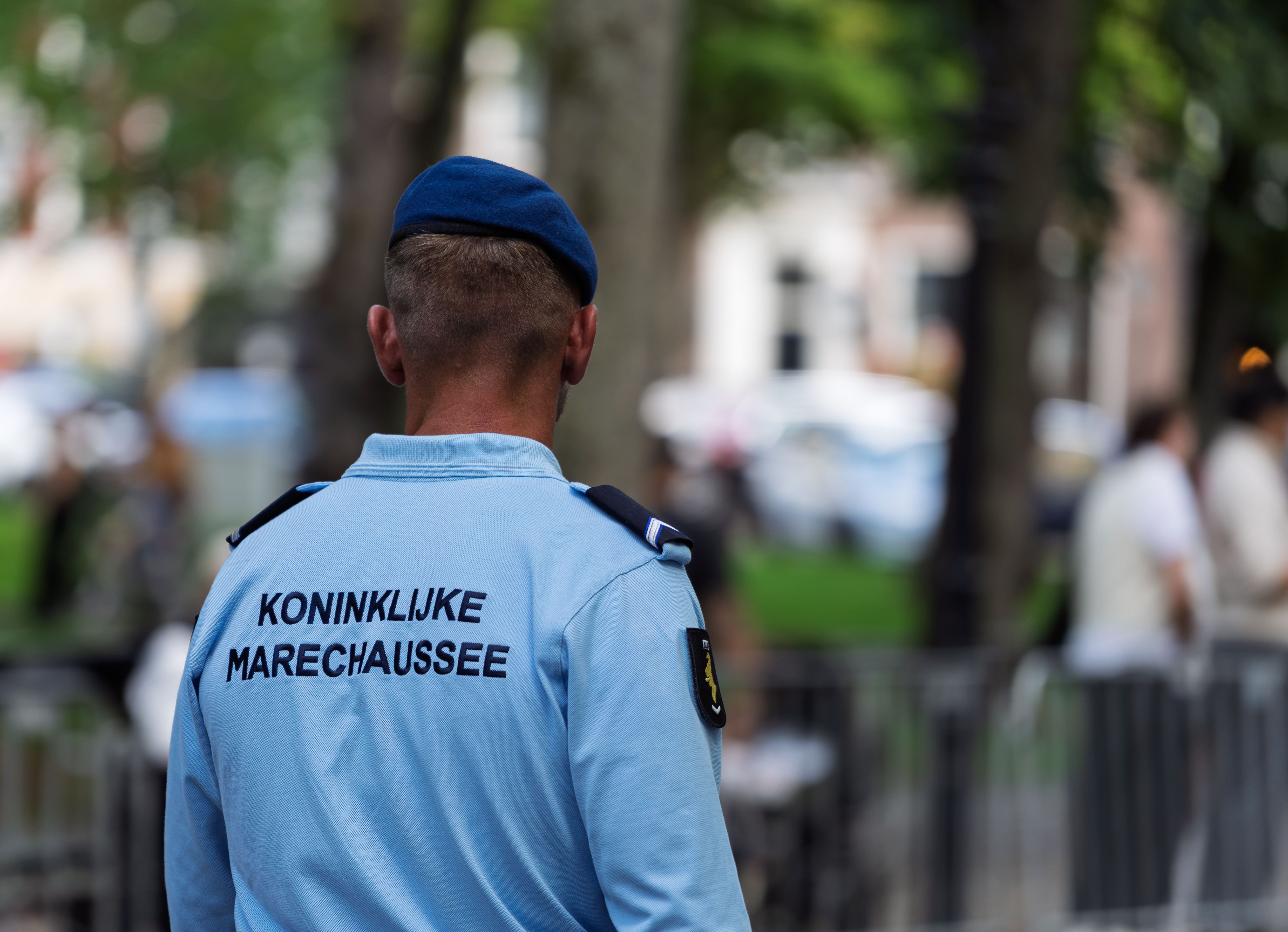 Hollanda polis memurları üniformalı olarak birlikte yürüyor