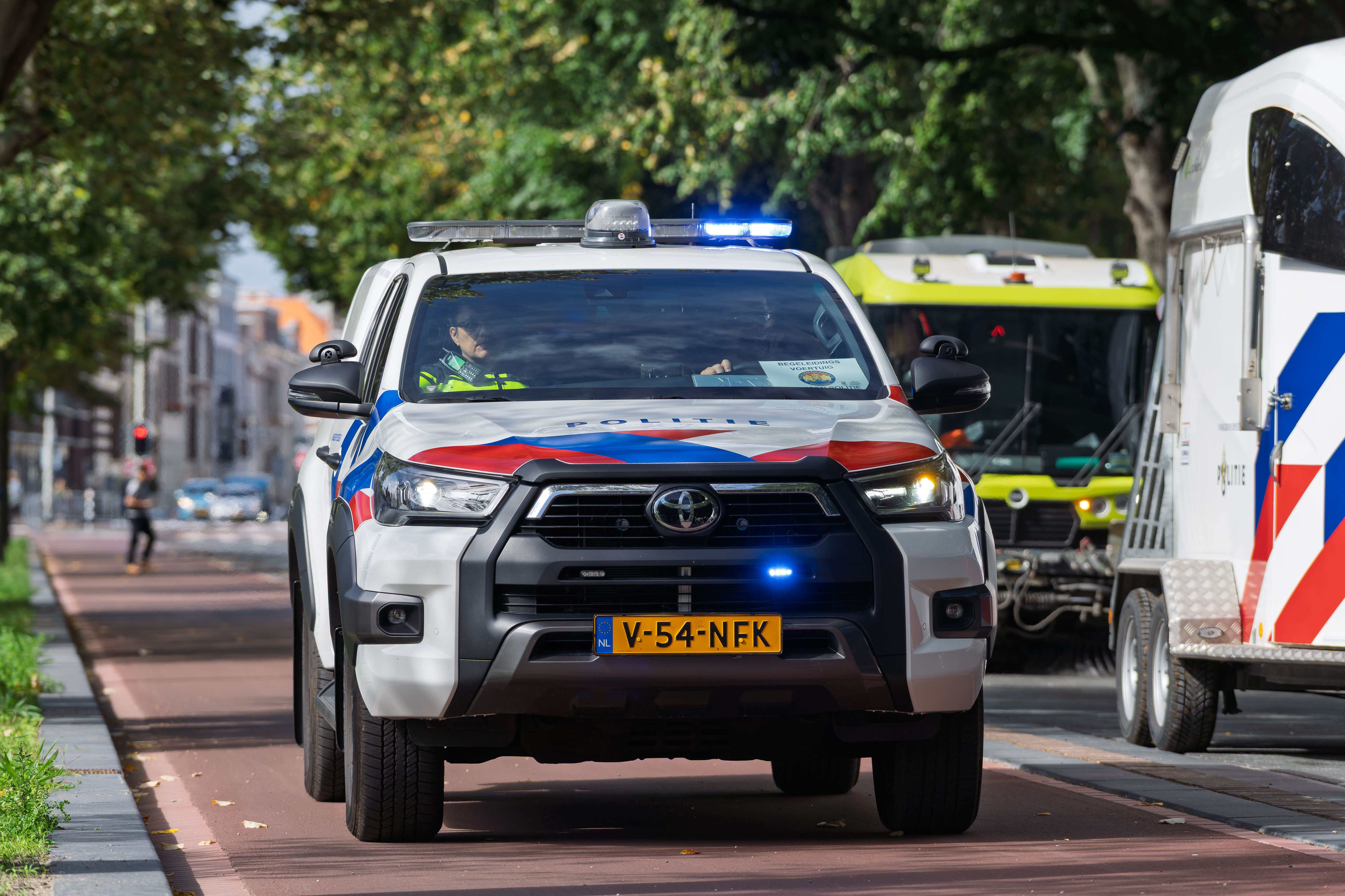 Polis aracı ve arka planda sosyal medya simgeleri