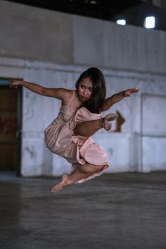 捕捉女芭蕾舞演员在工业空间跳跃时的优雅与力量