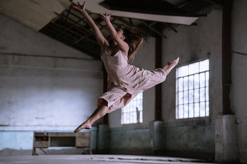 Ballerine Dansant à L'intérieur D'un Bâtiment Abandonné