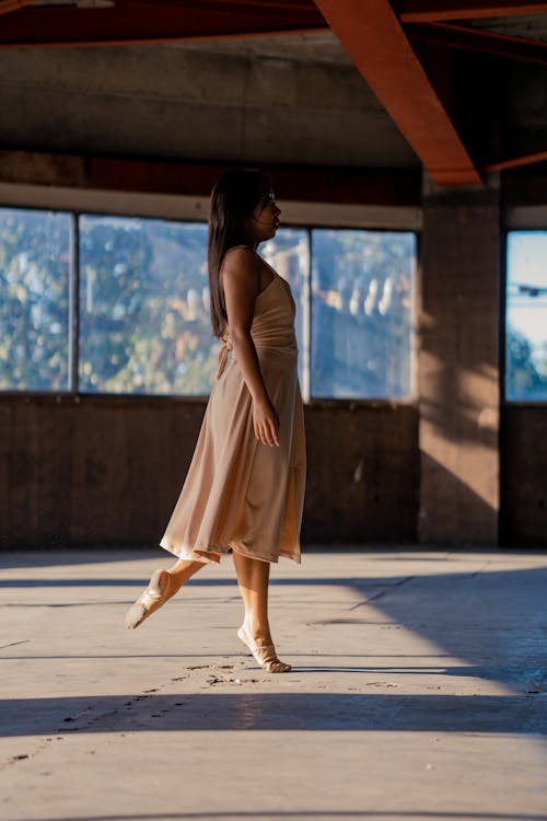 Mulher Em Vestido Rosa Dançando