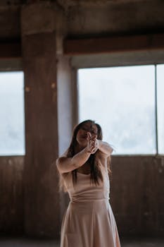 芭蕾舞演员在工业空间里摆出一个现代姿势