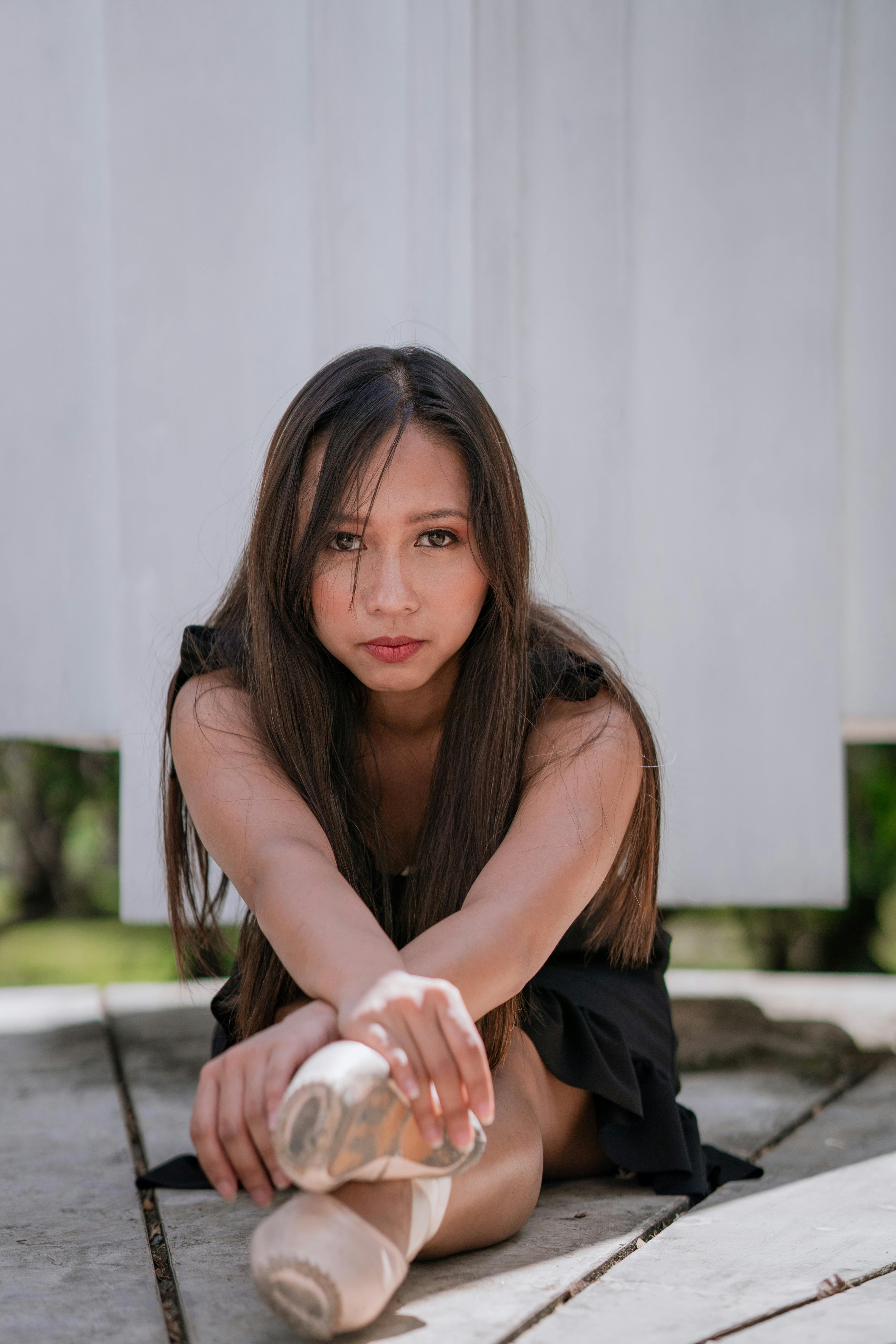 芭蕾舞演员在自然光线下优雅地摆出姿势，展现艺术之美