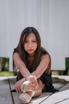 芭蕾舞演员在自然光线下优雅地摆出姿势，展现艺术之美