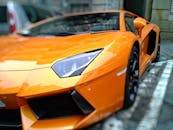 捷克布尔诺的城市街道上，停着一辆引人注目的橙色豪华跑车