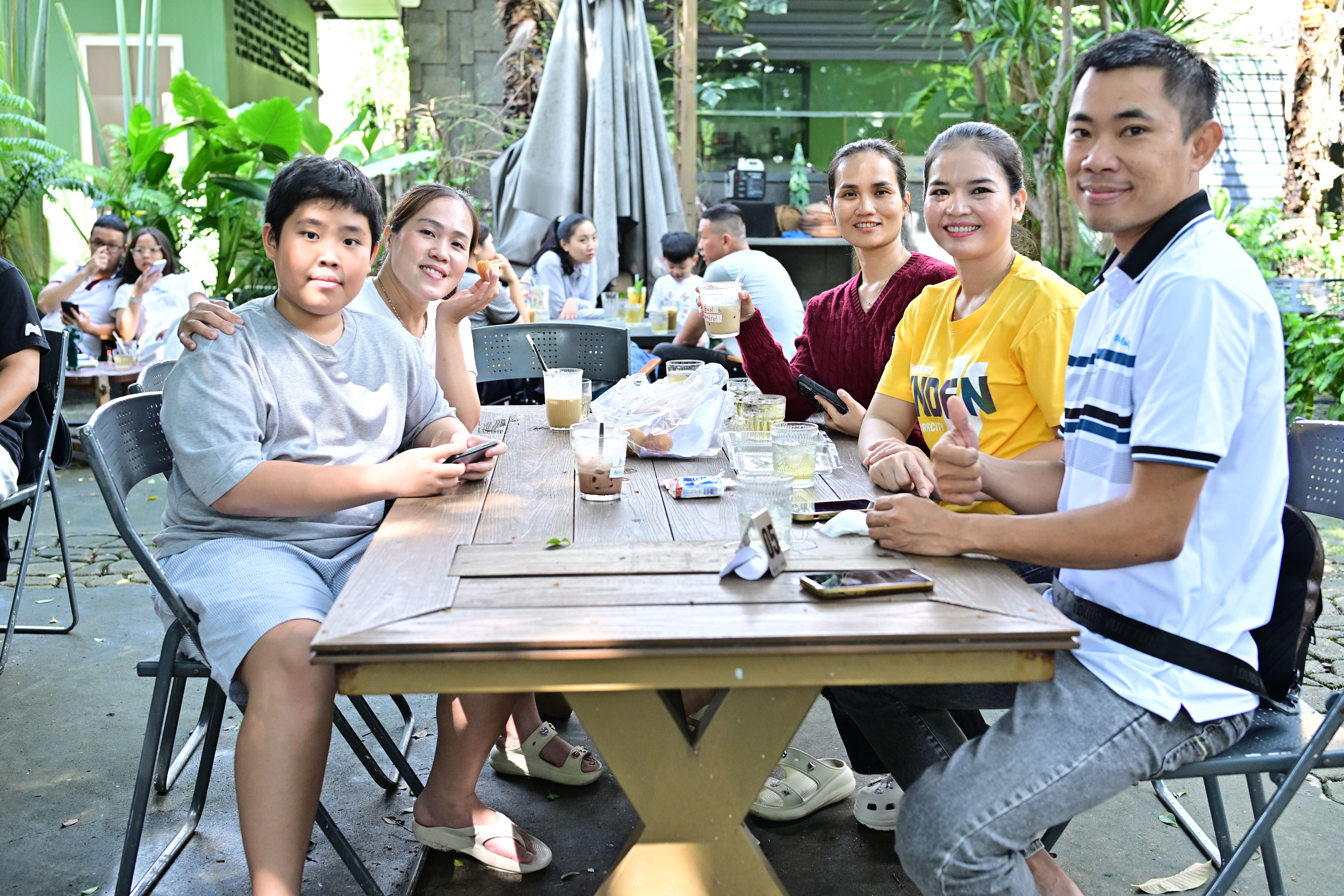 តារាងវិភាគបាល់ទាត់បង្ហាញប្រូបាប៊ីលីតេ ហាងឆេង និងស្ថិតិអ្នកលេងនៅលើតុធ្វើការ