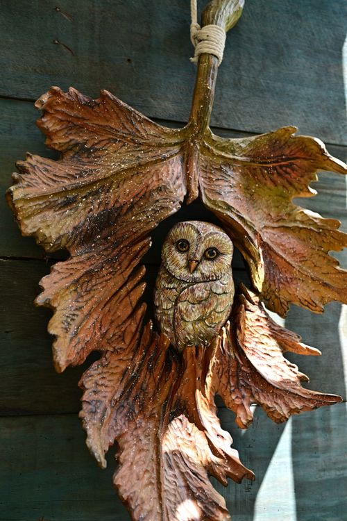 Free Intricate owl sculpture nestled within a leaf, showcasing natural artistry. Stock Photo