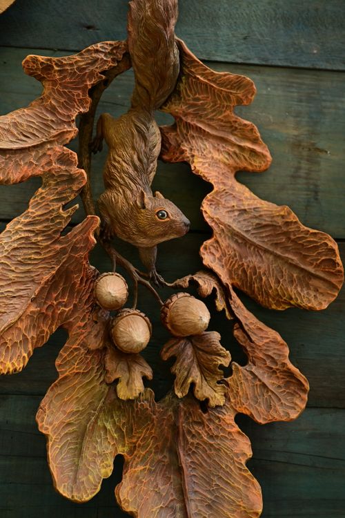 Free Artistic sculpture of a squirrel with oak leaves and acorns, perfect for autumn decor. Stock Photo