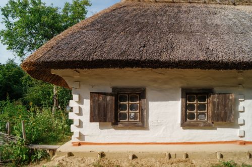 Free Rustic thatched roof cottage in Pyrohiv, showcasing Ukrainian architecture. Stock Photo