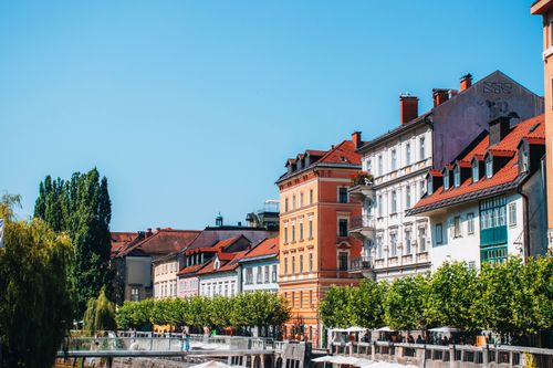 Free Colorful buildings along the river in Ljubljana, Slovenia's picturesque capital, showcasing vibrant European architecture. Stock Photo