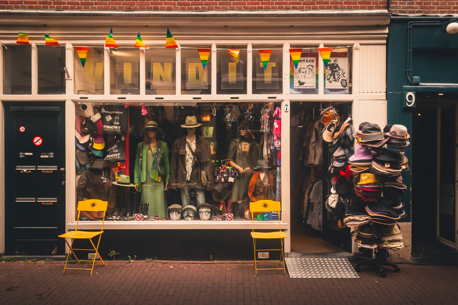 Amsterdam'da bir alışveriş caddesindeki mağaza cephesi