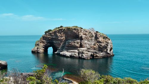 Free Scenic view of a prominent coastal rock formation in Cebeci, Kocaeli, Türkiye. Stock Photo