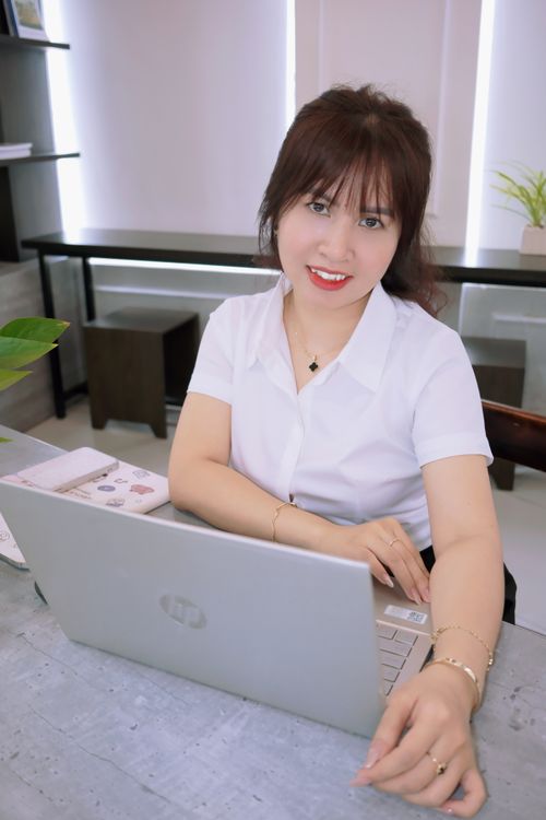 Free Businesswoman using a laptop in a modern office setting, focused on work and productivity. Stock Photo