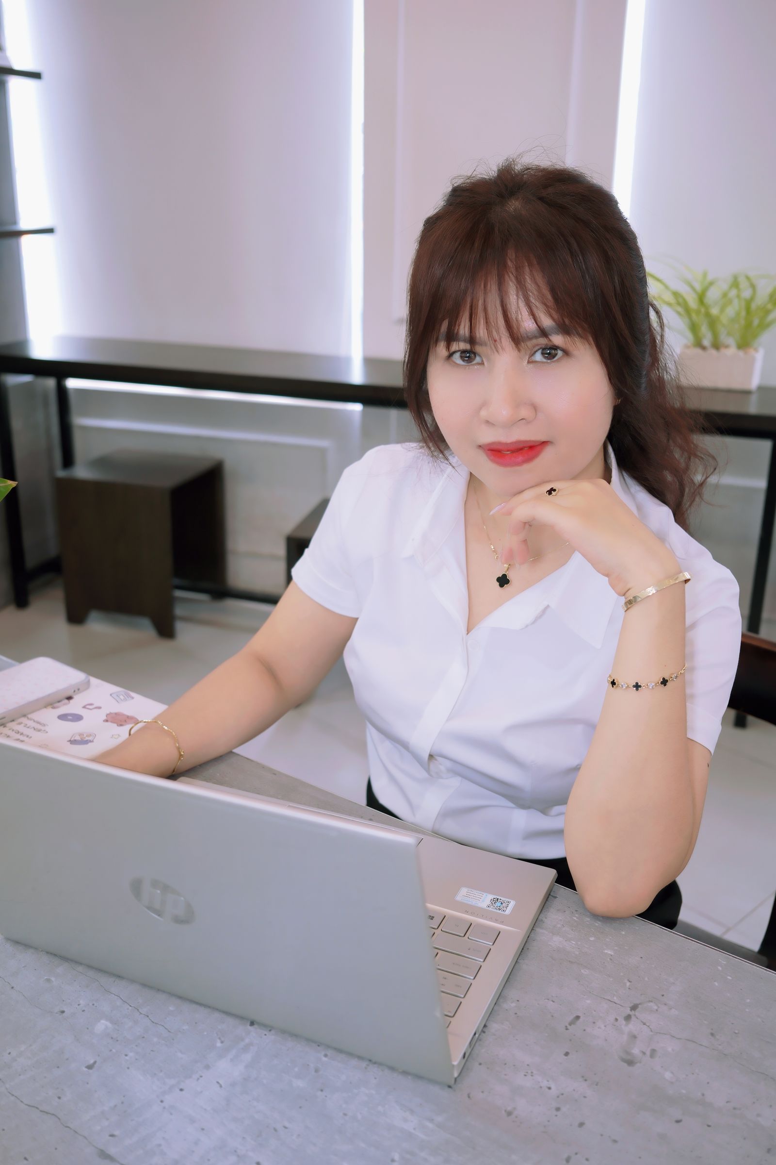 Professionnelle travaillant sur un ordinateur dans un environnement de bureau