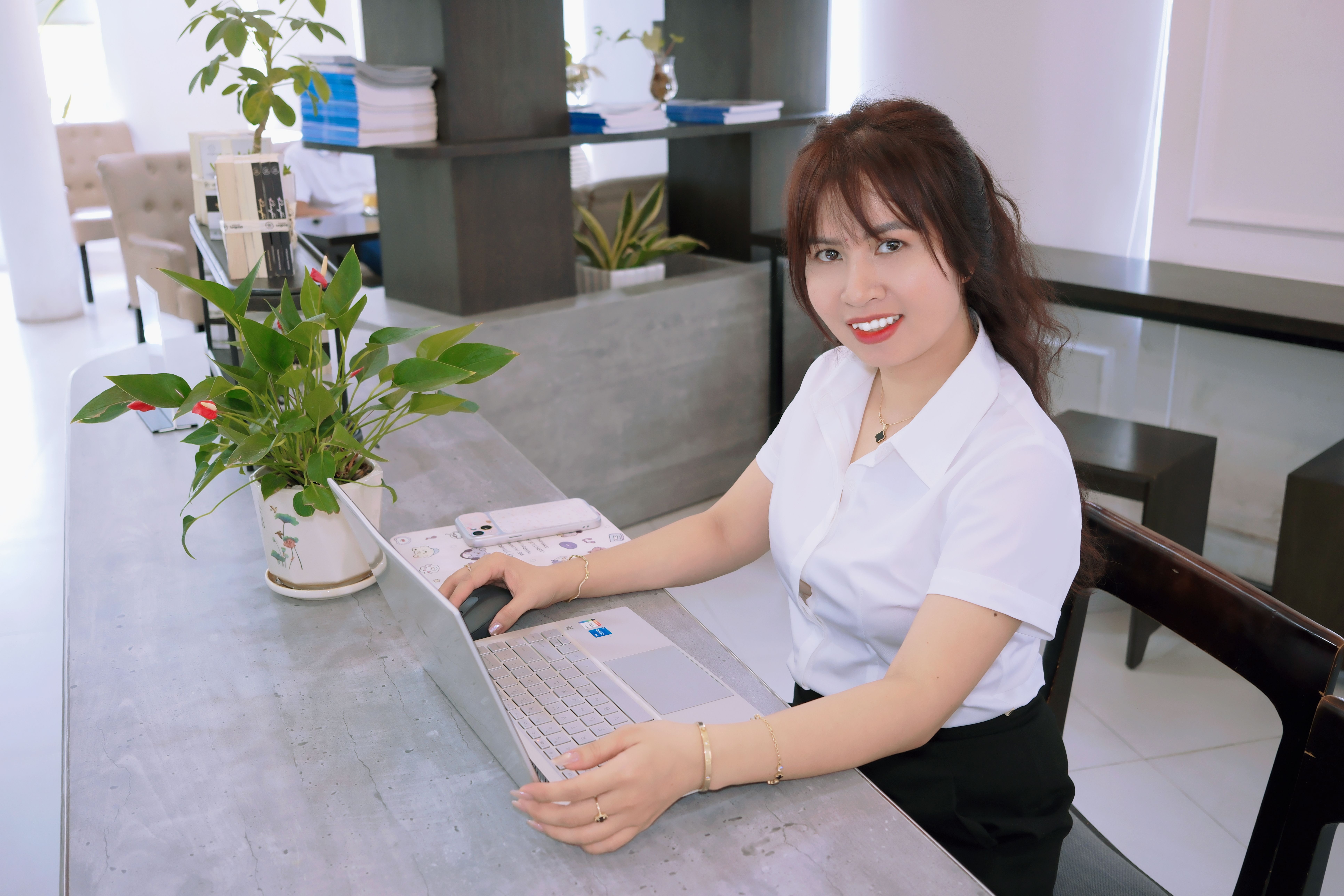 인사 담당자가 책상에서 직원 근태시간을 확인하는 모습