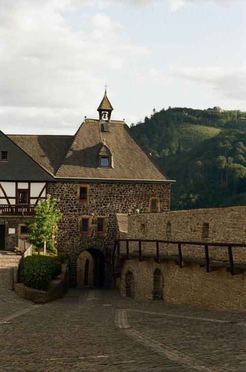 Free Cobblestone paths and lush greenery surround the historic Altena Castle in Germany. Stock Photo