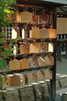 日本大阪神社悬挂的传统绘马牌，用于许愿。 - 相关推荐