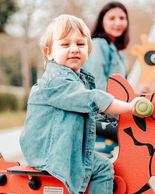 gratis Jongen In Blauw Denimjasje Stockfoto