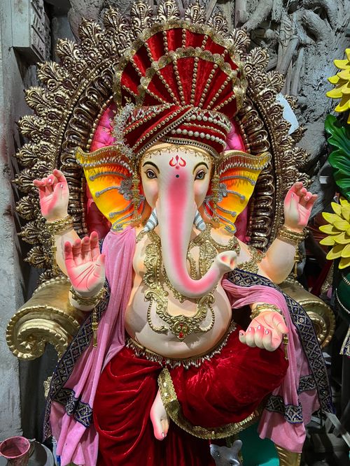 Free Vibrant Lord Ganesha idol with detailed adornments, symbolizing prosperity and wisdom. Stock Photo