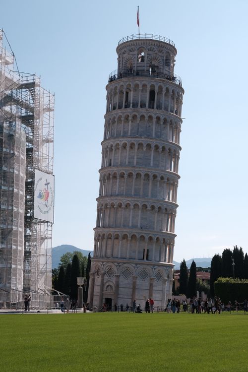 Free Iconic Leaning Tower of Pisa captured on a sunny day with clear skies. Stock Photo