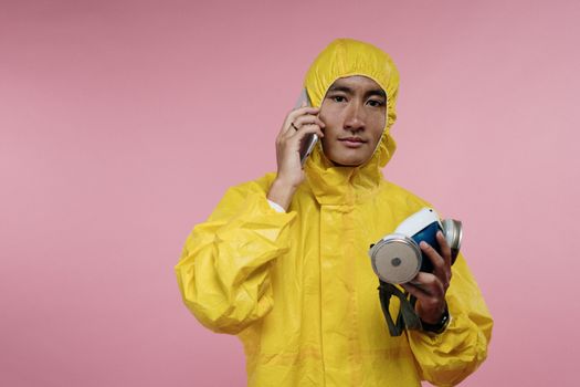 穿着黄色防护服的人打电话，强调安全和沟通
