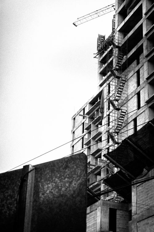 Free Dramatic black and white photo of a building under construction in Guatemala City, featuring contrast and urban architecture. Stock Photo