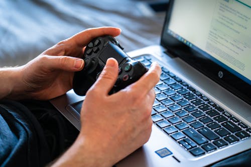 Immagine gratuita di computer, computer portatile, controller di gioco