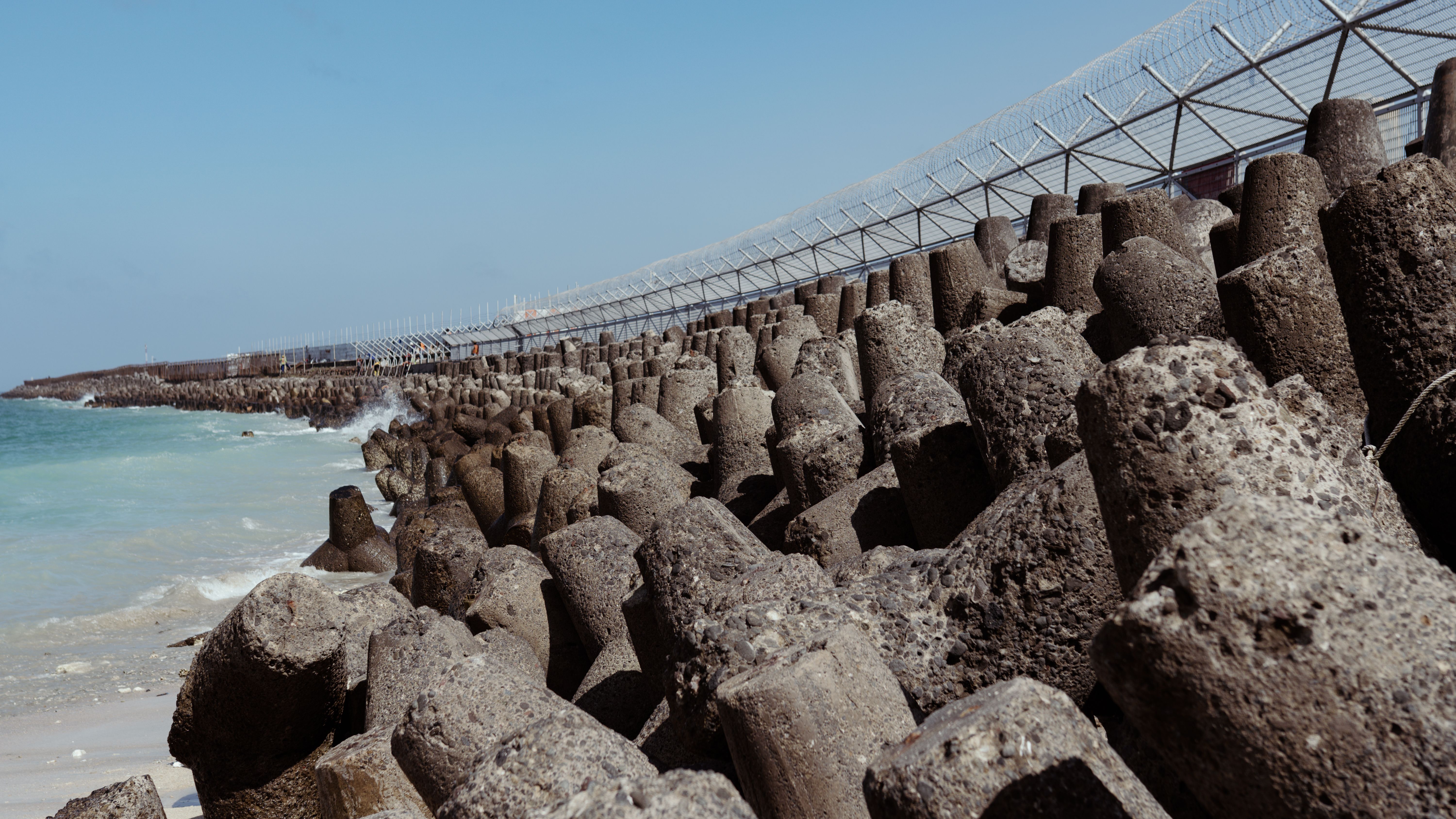 Indonesia: Government begins construction of 575-kilometer sea wall to prevent flooding