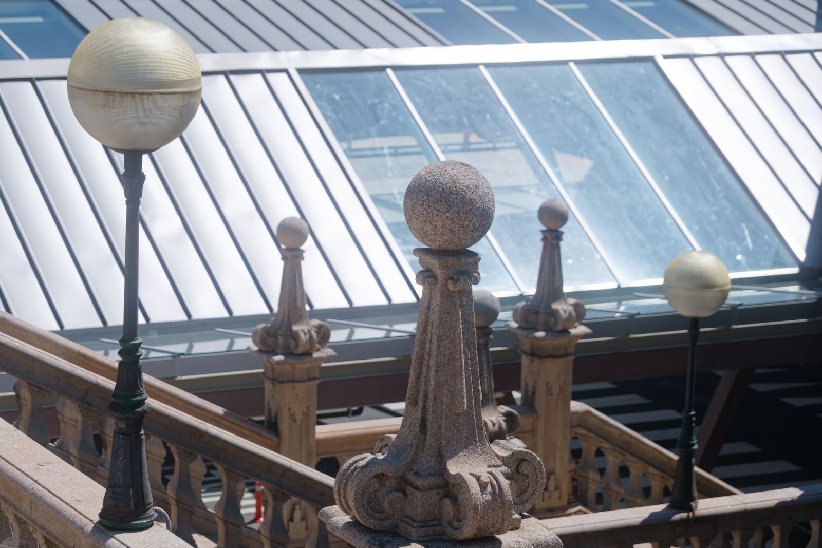 Balustrades de pierre et lampadaires anciens embellissent un toit, en Espagne