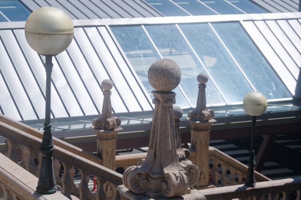 Balustrades de pierre et lampadaires anciens embellissent un toit, en Espagne