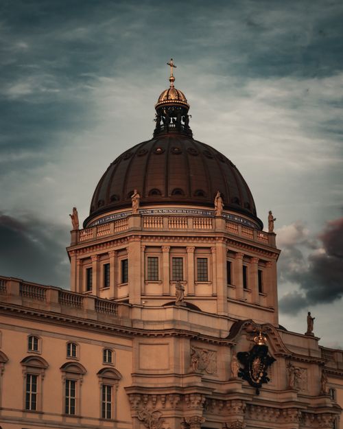 Free Captivating sunset view of the Humboldt Forum dome in Berlin, featuring dramatic clouds and classic architecture. Stock Photo