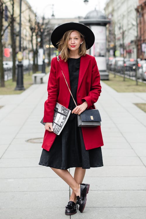 Základová fotografie zdarma na téma časopis, černé šaty, červený kabát