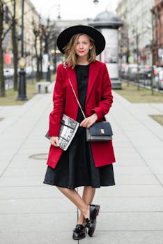 一位时尚女士穿着红色外套，自信地在城市街道上摆出姿势