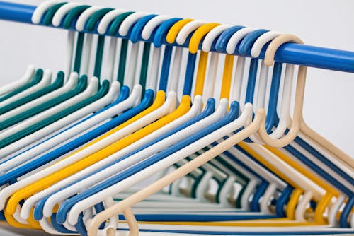 бесплатная Белая, синяя, желтая и зеленая пластиковая вешалка для одежды Стоковое фото