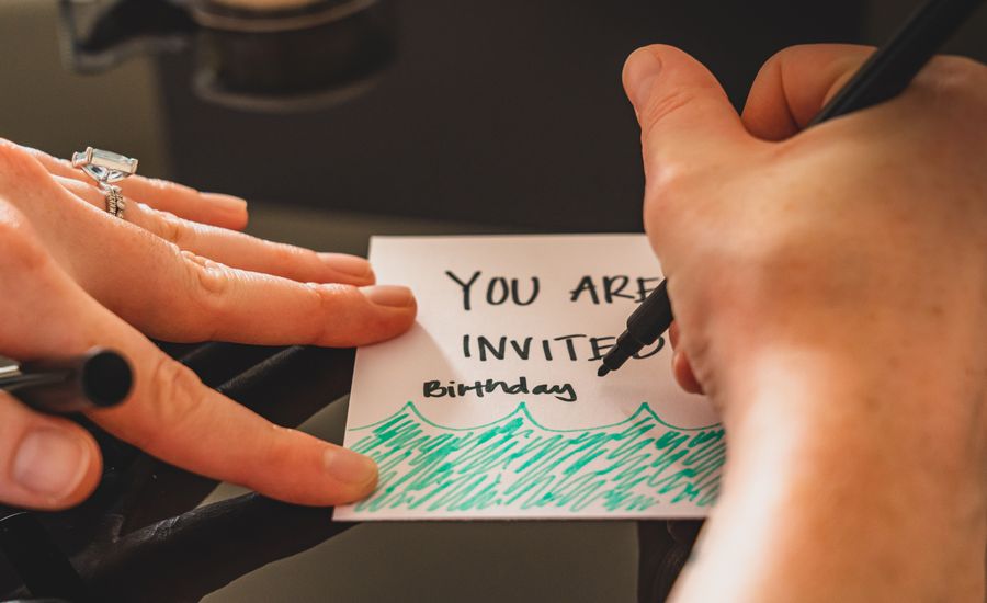 Tarjeta de invitación de cumpleaños personalizada a mano