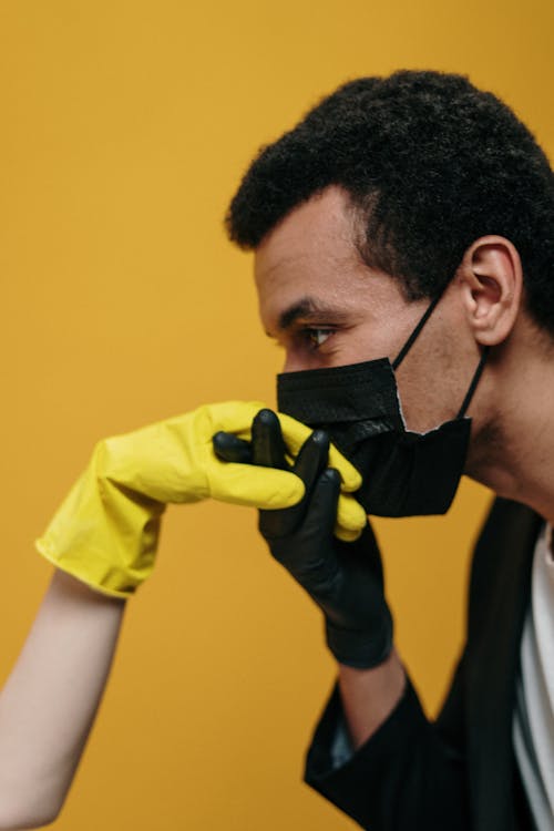 Uomo In Maschera Facciale Baciare La Mano