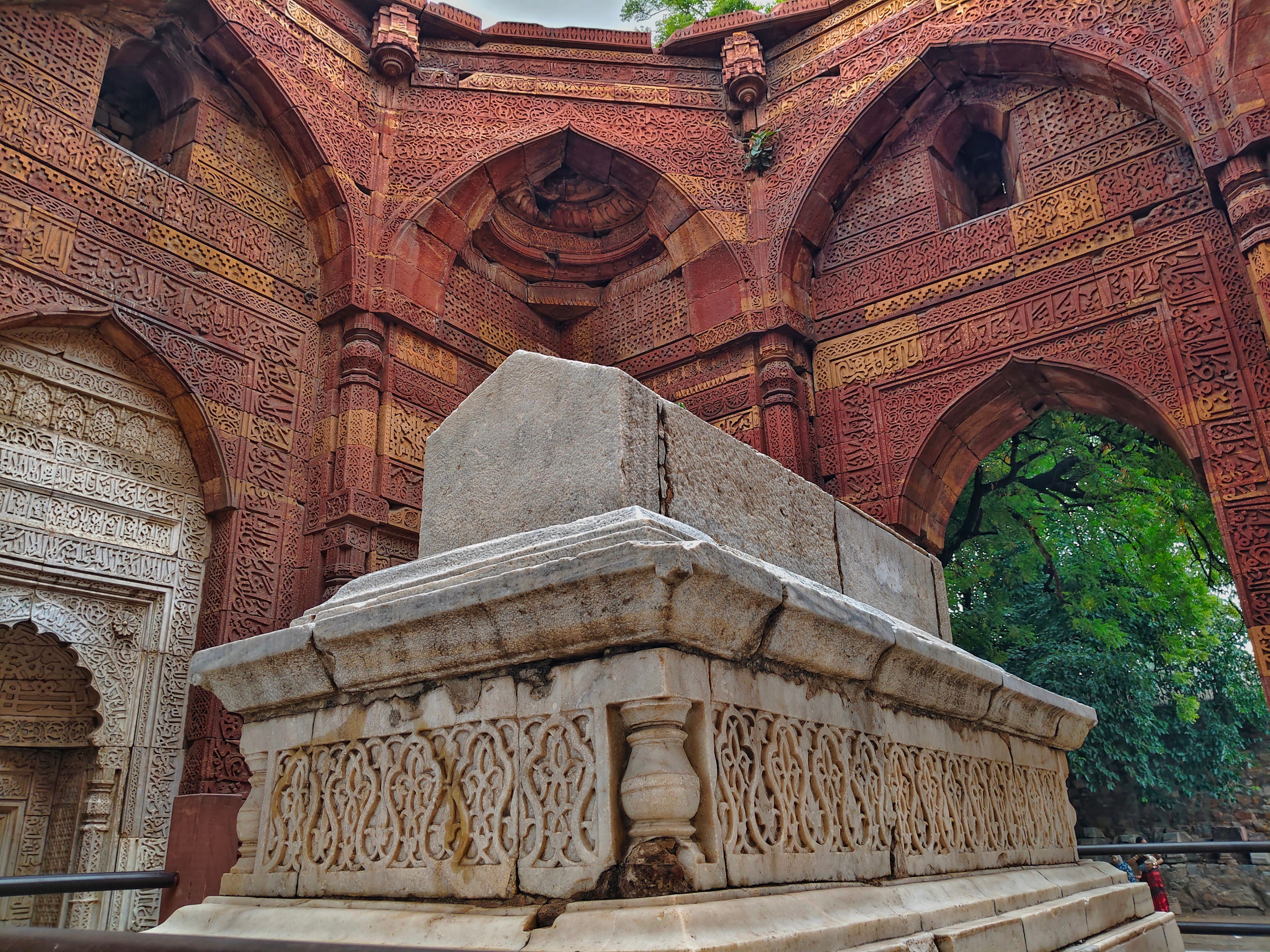 अबू धाबी एतिहाद एरिना के बाहर आईपीएल नीलामी मंच, रोशनियां और मीडिया कैमरों का जीवंत दृश्य