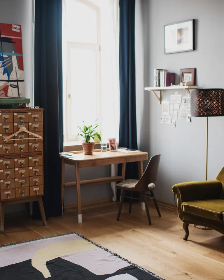 Parkett, frisch verlegter Eichenparkettboden im Wohnzimmer