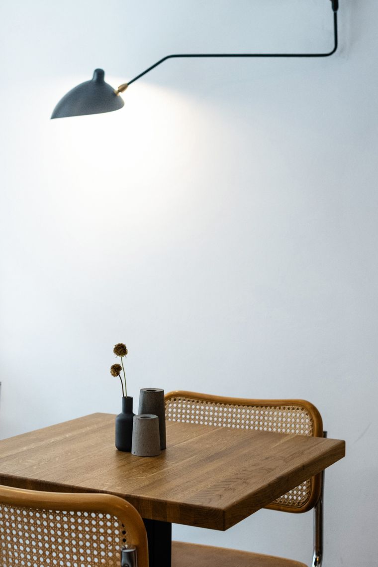 Rincon con mesa de madera maciza y sillas de lineas simples
