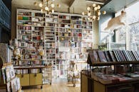 这家书店内部明亮迷人，设有装满各类书籍的高大书架，天花板的装饰也充满奇思妙想