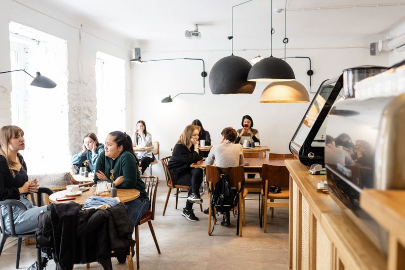 Vrienden in een gezellig café