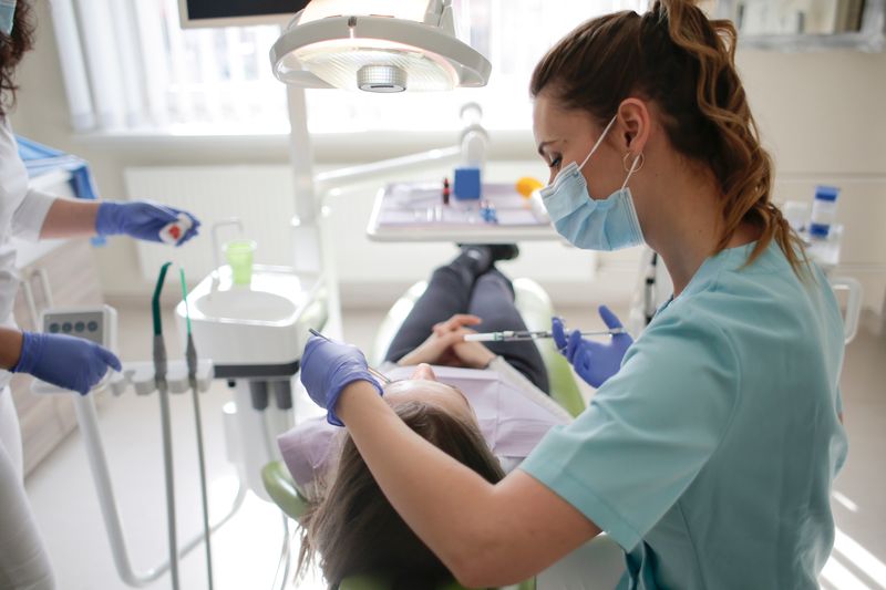 Especialista revisando salud dental
