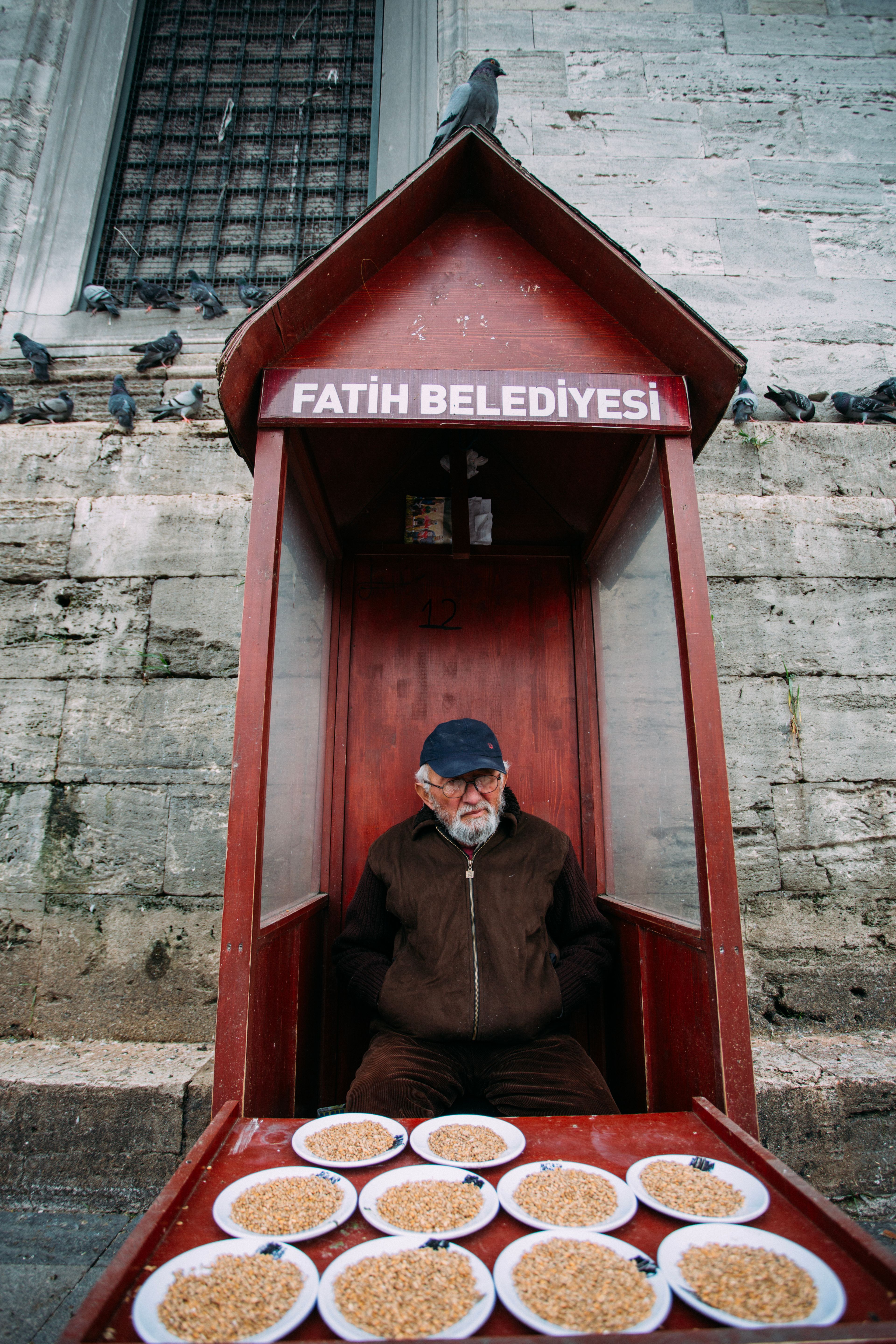 Elderly man in Fatih selling bird food in the streets of İstanbul, Türkiye.