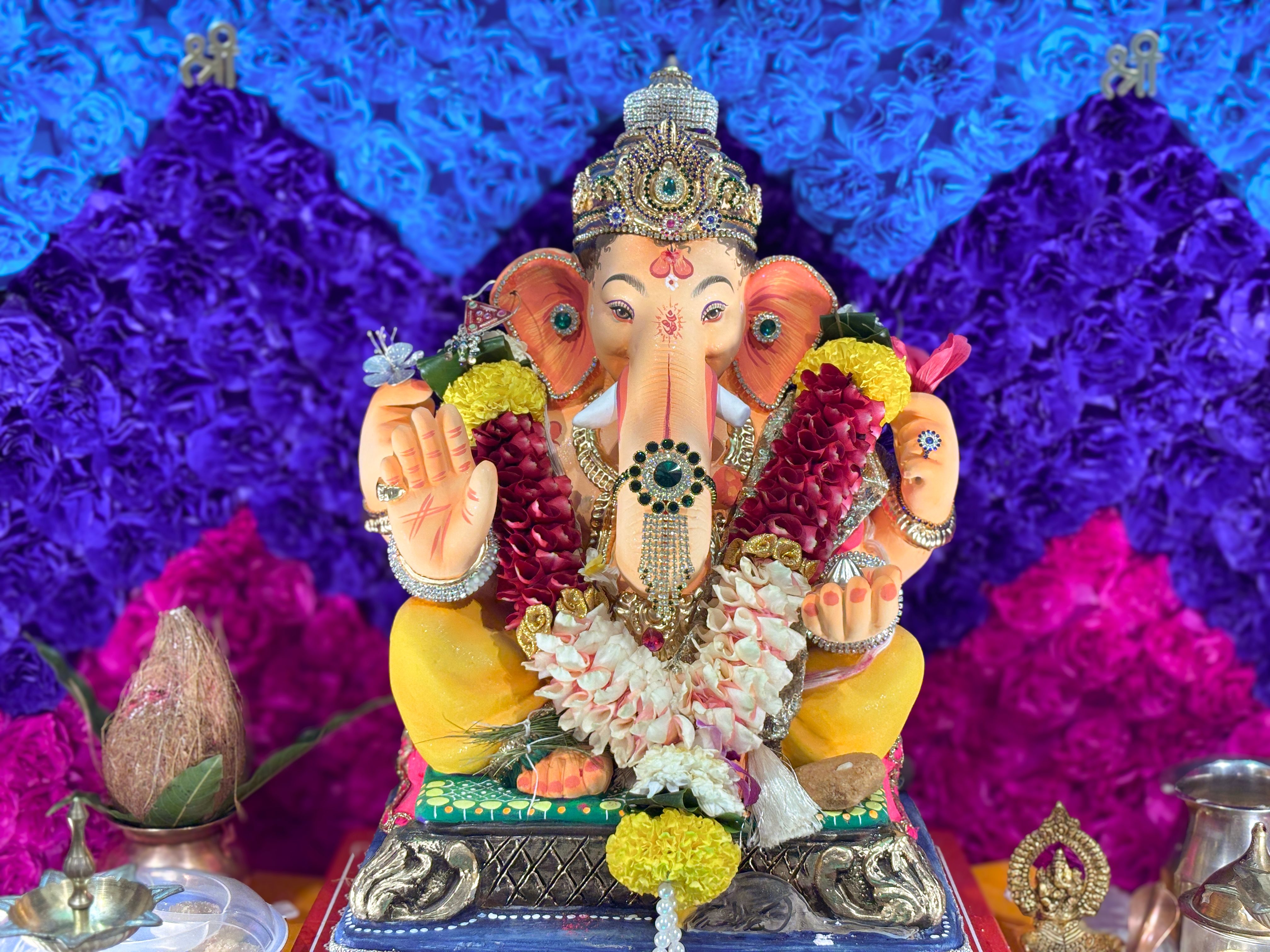 "Wife Does The Aarti": Shah Rukh Khan Shares Details About Ganesh Chaturthi Celebrations At Home news update image