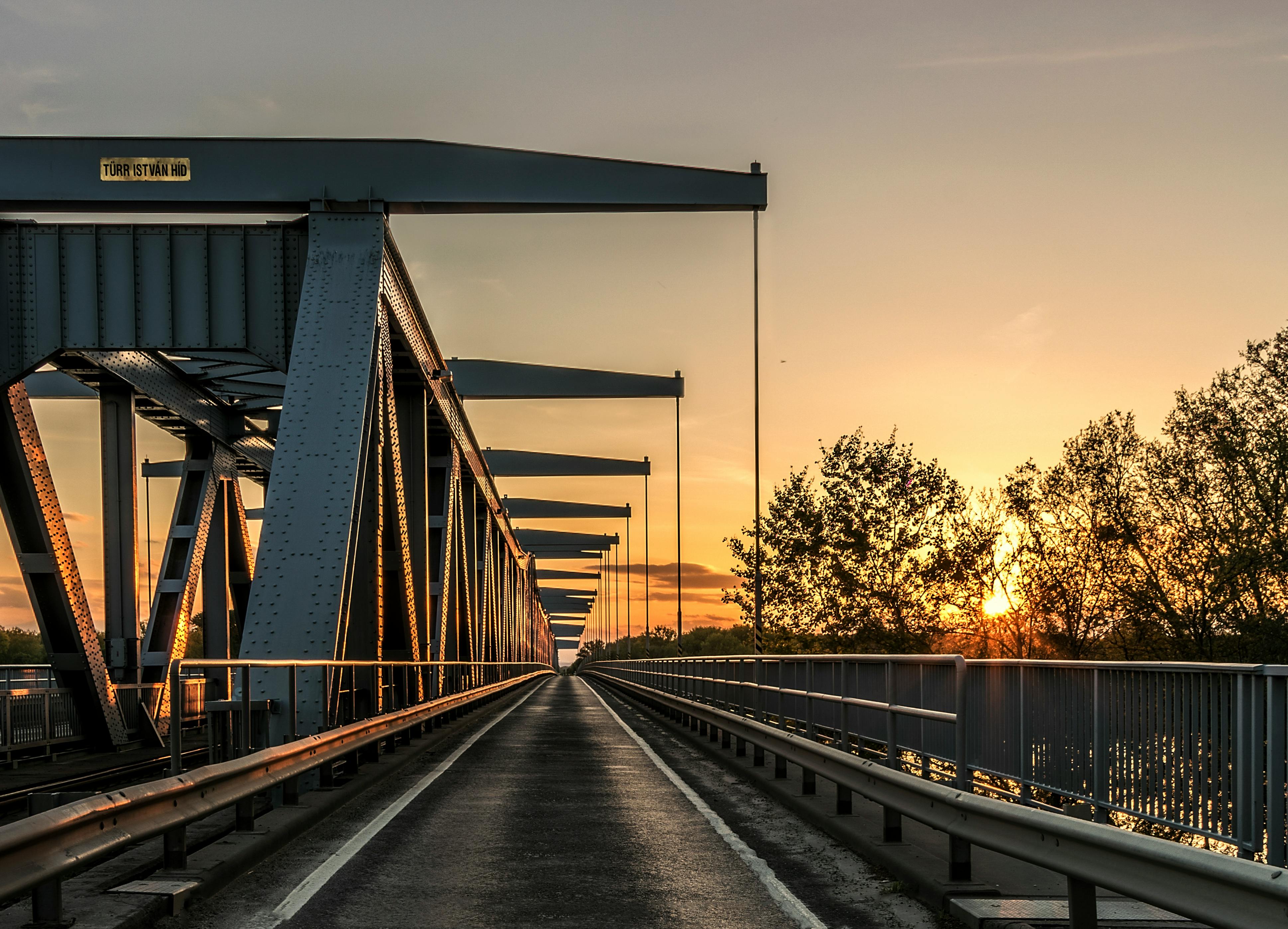 日落时分，钢桥风景如画，黄昏与大自然鲜艳的色彩格外凸显