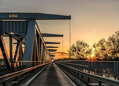 日落时分，钢桥风景如画，黄昏与大自然鲜艳的色彩格外凸显