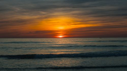 Free Stunning sunset over the calm sea in Quảng Trị, Vietnam, with vivid colors and peaceful waves. Stock Photo
